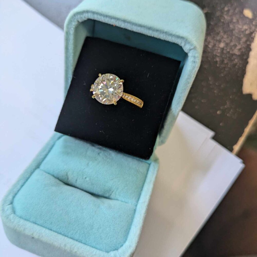 MOISSANITE   5 CARAT RING CONTAINING  THE CENTER  STONE AND 9STONES ON EACH SIDE